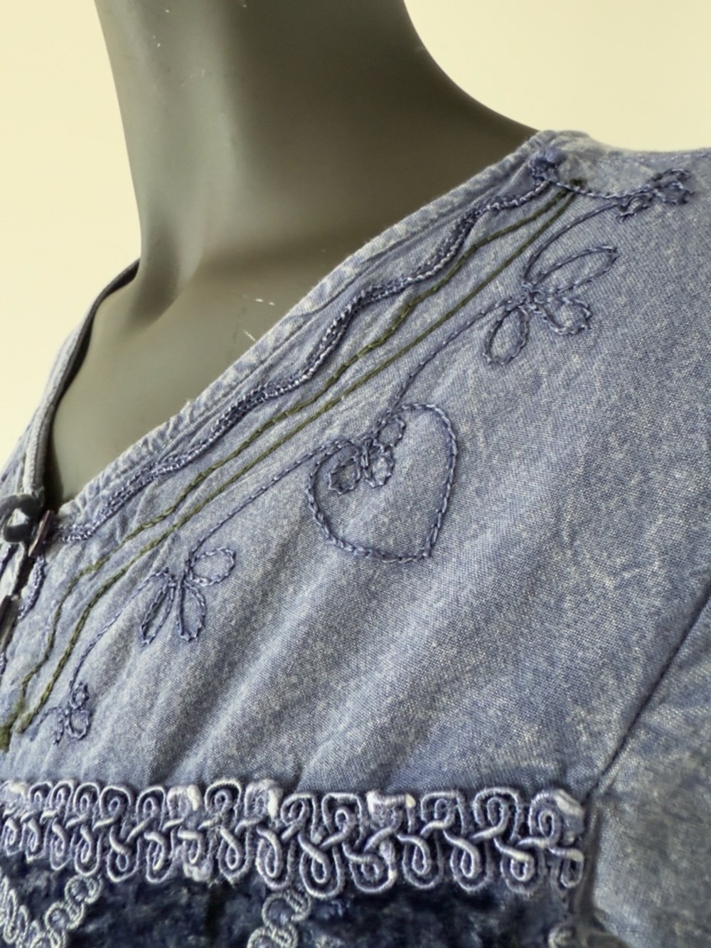 298. VTG Blue Embroidered Button-Front Velour Women's Dress - Picture 3 of 11
